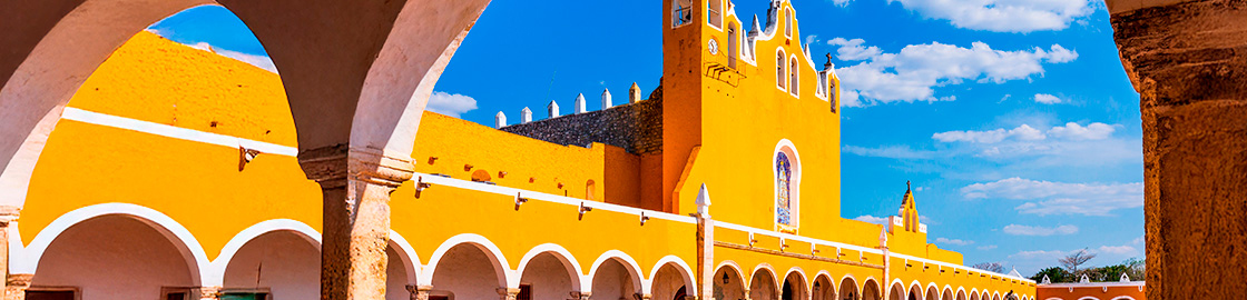 Foto de la fachada del convento San Antonio de Padua en Izamal, Yucatán.