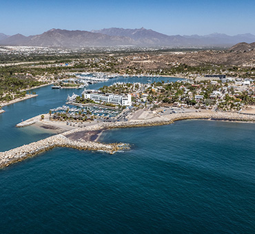 Foto aérea de la marina de San José del Cabo, donde se ven las montañas de fondo